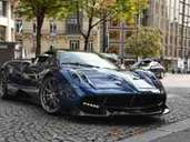 Der Pagani Huayra übertrifft den Regera knapp um fünf km/h. Dafür hat er auch einen stolzen Preis: 1,14 Millionen Euro kostet er. Der Pagani Huayra übertrifft den Regera knapp um fünf km/h. Dafür hat er auch einen stolzen Preis: 1,14 Millionen Euro kostet er.