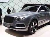 Bentley hat den neuen V8-Motor fürs Sport-SUV Bentayga mit 404 kW/550 PS in die Schweiz mitgebracht. Bentley hat den neuen V8-Motor fürs Sport-SUV Bentayga mit 404 kW/550 PS in die Schweiz mitgebracht.