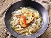 Für diese Suppe werden Zwiebeln der Sorte "Höri Bülle" mit Kräutern und Brühe gedünstet und mit Ziegenkäse serviert. Für diese Suppe werden Zwiebeln der Sorte "Höri Bülle" mit Kräutern und Brühe gedünstet und mit Ziegenkäse serviert.