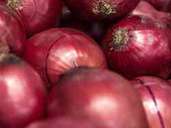 Rote Zwiebeln haben ein intensives Aroma, das süßlich-milde und würzig-scharfe Komponenten vereint. Rote Zwiebeln haben ein intensives Aroma, das süßlich-milde und würzig-scharfe Komponenten vereint.