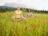 Voll im Flow: Im Hotel "Das Kranzbach" bei Garmisch-Partenkirchen steht Yoga in der Natur auf dem Programm. Foto: Bodo Rickassl/Hotel Kranzbach GmbH Voll im Flow: Im Hotel "Das Kranzbach" bei Garmisch-Partenkirchen steht Yoga in der Natur auf dem Programm. Foto: Bodo Rickassl/Hotel Kranzbach GmbH