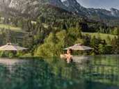 Wellness mit Waldblick: Im Hotel "Forstguthof" in Österreich können Gäste vom Pool aus die Aussicht auf Berge und Bäume genießen. Foto: Hotel Forsthofgut Wellness mit Waldblick: Im Hotel "Forstguthof" in Österreich können Gäste vom Pool aus die Aussicht auf Berge und Bäume genießen. Foto: Hotel Forsthofgut