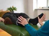 Atemtherapie wird auch in Einzelsitzungen angeboten. In der Regel bezahlt der Klient das selbst. Auf Rezept gibt es nur Atemtherapie als Krankengymnastik. Foto: Robert Günther Atemtherapie wird auch in Einzelsitzungen angeboten. In der Regel bezahlt der Klient das selbst. Auf Rezept gibt es nur Atemtherapie als Krankengymnastik. Foto: Robert Günther