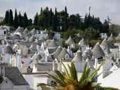 Während eines Urlaubs im italienischen Apulien führt kein Weg an der Stadt Alberobello vorbei. Sie zeichnet sich durch die einzigartigen Trulli - weiße Rundhäuser mit Dächern, die an Zipfelmützen erinnern - aus, welche zum UNESCO-Weltkulturerbe gehören. Während eines Urlaubs im italienischen Apulien führt kein Weg an der Stadt Alberobello vorbei. Sie zeichnet sich durch die einzigartigen Trulli - weiße Rundhäuser mit Dächern, die an Zipfelmützen erinnern - aus, welche zum UNESCO-Weltkulturerbe gehören.