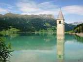 Der Reschensee, auch Lago di Resia, mausert sich immer mehr zum beliebten Touristenziel. Nicht nur der postkartentaugliche Kirchturm inmitten des Sees, sondern auch malerische Wanderrouten und Bootsausflüge zeichnen die Gegend aus. Der Reschensee, auch Lago di Resia, mausert sich immer mehr zum beliebten Touristenziel. Nicht nur der postkartentaugliche Kirchturm inmitten des Sees, sondern auch malerische Wanderrouten und Bootsausflüge zeichnen die Gegend aus.