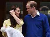 Prinz William und Kate verlassen mit Prinzessin Charlotte George am 2. Mai 2015 die Klinik. Prinz William und Kate verlassen mit Prinzessin Charlotte George am 2. Mai 2015 die Klinik.
