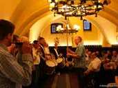 Daumen hoch von Tambourmajor Axel Brockmann: Bei dem kleinen Konzert im Ratskeller hat das Trommler- und Pfeifercorps hat mit dem „Antrommeln“ seine Spieltüchtigkeit bewiesen. Gleichzeitig war dies der Auftakt zum Scheibenschießen. Daumen hoch von Tambourmajor Axel Brockmann: Bei dem kleinen Konzert im Ratskeller hat das Trommler- und Pfeifercorps hat mit dem „Antrommeln“ seine Spieltüchtigkeit bewiesen. Gleichzeitig war dies der Auftakt zum Scheibenschießen.