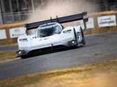 Beim legendären Pikes Peak hat der vollelektrische VW I.D R Pikes Peak bereits einen Rekord aufgestellt. Selbstverständlich also, dass der Flitzer auch beim Goodwood Festival of Speed die Bergstrecke in Angriff nimmt. Fahrer Romain Dumas schaffte die rund 1,86 Kilometer in sagenhaften 43,86 Sekunden. Die drittschnellste Zeit in der 25-jährigen Geschichte von Goodwood. Beim legendären Pikes Peak hat der vollelektrische VW I.D R Pikes Peak bereits einen Rekord aufgestellt. Selbstverständlich also, dass der Flitzer auch beim Goodwood Festival of Speed die Bergstrecke in Angriff nimmt. Fahrer Romain Dumas schaffte die rund 1,86 Kilometer in sagenhaften 43,86 Sekunden. Die drittschnellste Zeit in der 25-jährigen Geschichte von Goodwood.