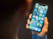 Viele Leute kommen den ganzen Tag über nur schwer vom Smartphone los. Ständig bekommen sie Nachrichten oder wollen up to date bleiben. Doch gerade nachts braucht Ihr Hirn einmal eine Pause - obendrein blockiert das blaue Licht die Ausschüttung des Schlafhormons Melatonin, weshalb Sie schlechter schlafen. Deshalb sollten Sie das Smartphone über nachts lieber komplett ausschalten oder gleich in einem anderen Raum aufbewahren. Viele Leute kommen den ganzen Tag über nur schwer vom Smartphone los. Ständig bekommen sie Nachrichten oder wollen up to date bleiben. Doch gerade nachts braucht Ihr Hirn einmal eine Pause - obendrein blockiert das blaue Licht die Ausschüttung des Schlafhormons Melatonin, weshalb Sie schlechter schlafen. Deshalb sollten Sie das Smartphone über nachts lieber komplett ausschalten oder gleich in einem anderen Raum aufbewahren.