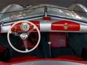 Die Frontscheibe des Porsche356 ist so flach, dass man sich in den Sitz kauern muss, um keine Insekten ins Gesicht zu bekommen. Die Frontscheibe des Porsche356 ist so flach, dass man sich in den Sitz kauern muss, um keine Insekten ins Gesicht zu bekommen.