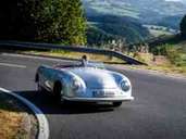 Zehn Jahre nur im Museum – und jetzt wieder auf der Straße. Zum 70. Jubiläum hat Porsche die Nummer 1 herausgeholt. Zehn Jahre nur im Museum – und jetzt wieder auf der Straße. Zum 70. Jubiläum hat Porsche die Nummer 1 herausgeholt.