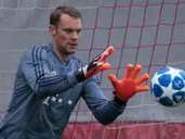 Manuel Neuer fuhr außerhalb des Spielfeldes einen SQ7 4.0 TDI quattro tiptronic mit 435 PS. Manuel Neuer fuhr außerhalb des Spielfeldes einen SQ7 4.0 TDI quattro tiptronic mit 435 PS.