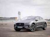 4,8 Sekunden braucht der I-Pace von Jaguar für den Sprint von 0 auf 100 km/h. Der Hersteller verspricht eine Reichweite bis 470 Kilometer mit dem Elektromotor. Foto: Florian Schuh 4,8 Sekunden braucht der I-Pace von Jaguar für den Sprint von 0 auf 100 km/h. Der Hersteller verspricht eine Reichweite bis 470 Kilometer mit dem Elektromotor. Foto: Florian Schuh