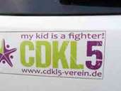 "My kid is a fighter!" - "Mein Kind ist ein Kämpfer", steht auf dem Auto von Esther Woko. Ihre Tochter Cordelia hat einen CDKL5-Gendefekt. Foto: Frank Rumpenhorst "My kid is a fighter!" - "Mein Kind ist ein Kämpfer", steht auf dem Auto von Esther Woko. Ihre Tochter Cordelia hat einen CDKL5-Gendefekt. Foto: Frank Rumpenhorst