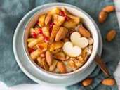 Für den Bratapfel-Porridge wird kurz bevor der Brei fertig ist, ein Apfel hinzu geraspelt und mit viel Zimt und gehackten Nüssen abgerundet. Foto: Larissa Häsler/Free your Food/dpa-tmn Für den Bratapfel-Porridge wird kurz bevor der Brei fertig ist, ein Apfel hinzu geraspelt und mit viel Zimt und gehackten Nüssen abgerundet. Foto: Larissa Häsler/Free your Food/dpa-tmn