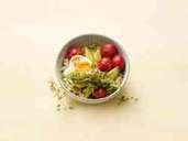 Porridge muss nicht immer süß sein. Der Haferbrei kann auch herzhaft zubereitet werden - mit angebratenem Gemüse und Avocado. Foto: Coco Lang/ZS Verlag/dpa-tmn Porridge muss nicht immer süß sein. Der Haferbrei kann auch herzhaft zubereitet werden - mit angebratenem Gemüse und Avocado. Foto: Coco Lang/ZS Verlag/dpa-tmn