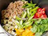 So funktioniert das Prinzip One-Pot-Küche: Alle Zutaten kommen gleichzeitig in den Topf, nach einer Viertelstunde ist das Gericht fertig. Foto: Steffi Sinzenich So funktioniert das Prinzip One-Pot-Küche: Alle Zutaten kommen gleichzeitig in den Topf, nach einer Viertelstunde ist das Gericht fertig. Foto: Steffi Sinzenich
