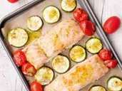 Auch im Ofen lassen sich One-Pot-Gerichte zubereiten - hier Ofen-Lachs mit Gemüse. Foto: Steffi Sinzenich Auch im Ofen lassen sich One-Pot-Gerichte zubereiten - hier Ofen-Lachs mit Gemüse. Foto: Steffi Sinzenich