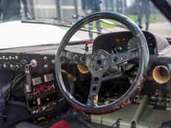 Rustikal und reduziert: Aus Gründen der Gewichtsersparnis verzichtet auch das Cockpit des 917 rennwagentypisch auf alles, was nicht absolut erforderlich ist. Foto: Porsche AG Rustikal und reduziert: Aus Gründen der Gewichtsersparnis verzichtet auch das Cockpit des 917 rennwagentypisch auf alles, was nicht absolut erforderlich ist. Foto: Porsche AG