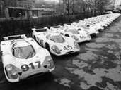 Renn-Rudel: Für die erforderliche Zulassung durch die Motorsportbehörde musste Porsche mindestens 25 Exemplare vom 917 bauen. Foto: Porsche AG Renn-Rudel: Für die erforderliche Zulassung durch die Motorsportbehörde musste Porsche mindestens 25 Exemplare vom 917 bauen. Foto: Porsche AG