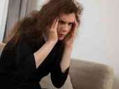 Nur Kopfschmerz - oder etwas ernsteres? Menschen mit Hypochondrie vermuten hinter Allerwelts-Symptomen schwere, manchmal tödliche Krankheiten. Foto: Christin Klose Nur Kopfschmerz - oder etwas ernsteres? Menschen mit Hypochondrie vermuten hinter Allerwelts-Symptomen schwere, manchmal tödliche Krankheiten. Foto: Christin Klose
