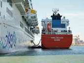Kraftstoff bunkern: Auch das Tankschiff für die "Aida Nova" wird mit LNG aus Terminals in Barcelona und Teneriffa angetrieben. Kraftstoff bunkern: Auch das Tankschiff für die "Aida Nova" wird mit LNG aus Terminals in Barcelona und Teneriffa angetrieben.