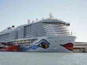 Die "Aida Nova" von Aida Cruises ist das erste Kreuzfahrtschiff der Welt, das im Hafen und auch auf See hauptsächlich mit Flüssigerdgas (LNG) angetrieben wird. Die "Aida Nova" von Aida Cruises ist das erste Kreuzfahrtschiff der Welt, das im Hafen und auch auf See hauptsächlich mit Flüssigerdgas (LNG) angetrieben wird.