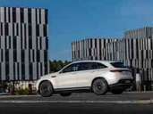 Noch hat es der Mercedes EQC schwer, mit Konkurrenten wie dem Audi E-Tron oder dem Tesla Model X mitzuhalten. Vor allem das Platzproblem im Inneren ist nicht ganz gelöst. Foto: Mercedes/dpa-infocom Noch hat es der Mercedes EQC schwer, mit Konkurrenten wie dem Audi E-Tron oder dem Tesla Model X mitzuhalten. Vor allem das Platzproblem im Inneren ist nicht ganz gelöst. Foto: Mercedes/dpa-infocom