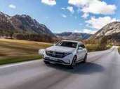 Auf der Strecke erreicht der EQC nicht mehr als 180 km/h. Foto: Mercedes/dpa-infocom Auf der Strecke erreicht der EQC nicht mehr als 180 km/h. Foto: Mercedes/dpa-infocom