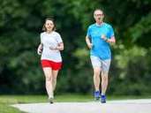 Gemeinsam sind wir fit: Den Partner begleiten zu wollen, kann für den Start Motivation genug sein. Irgendwann braucht aber jeder einen eigenen Grund, zum Beispiel Joggen zu gehen. Foto: Tobias Hase/dpa-tmn Gemeinsam sind wir fit: Den Partner begleiten zu wollen, kann für den Start Motivation genug sein. Irgendwann braucht aber jeder einen eigenen Grund, zum Beispiel Joggen zu gehen. Foto: Tobias Hase/dpa-tmn
