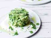 Für ihren Avocado-Gurken-Tatar mischt Anne-Katrin Weber Avocados mit Frühlingszwiebelringen, Gurkenwürfeln, dem Saft und Abrieb von Limetten, Olivenöl, Salz und Pfeffer. Für ihren Avocado-Gurken-Tatar mischt Anne-Katrin Weber Avocados mit Frühlingszwiebelringen, Gurkenwürfeln, dem Saft und Abrieb von Limetten, Olivenöl, Salz und Pfeffer.