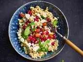 Die "1001 Nacht"-Bowl mit Minze, Datteln und Feta ist in einer Viertelstunde fertig. Foto: Hubertus Schüler/Becker Joest Volk Verlag Die "1001 Nacht"-Bowl mit Minze, Datteln und Feta ist in einer Viertelstunde fertig. Foto: Hubertus Schüler/Becker Joest Volk Verlag