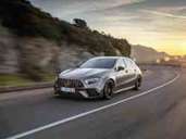 Die Powerdomes auf der Motorhaube lassen erahnen, dass in dem Mercedes-AMG A 45 bis zu 421 PS stecken. Foto: Daimler AG - Global Communicatio/dpa-infocom Die Powerdomes auf der Motorhaube lassen erahnen, dass in dem Mercedes-AMG A 45 bis zu 421 PS stecken. Foto: Daimler AG - Global Communicatio/dpa-infocom