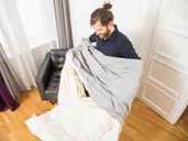 Hausstaubmilben-Allergiker sollten einmal die Woche ihr Bett frisch beziehen und die benutzte Bettwäsche bei mindestens 60 Grad Celsius waschen. Foto: Christin Klose Hausstaubmilben-Allergiker sollten einmal die Woche ihr Bett frisch beziehen und die benutzte Bettwäsche bei mindestens 60 Grad Celsius waschen. Foto: Christin Klose