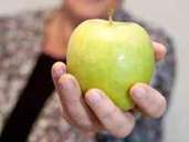 Vitaminbombe: Ein Apfel enthält in etwa so viel Vitamin C, wie ein Erwachsener pro Tag braucht - zusätzliche Präparate sind daher meist überflüssig. Foto: Mascha Brichta/dpa-tmn Vitaminbombe: Ein Apfel enthält in etwa so viel Vitamin C, wie ein Erwachsener pro Tag braucht - zusätzliche Präparate sind daher meist überflüssig. Foto: Mascha Brichta/dpa-tmn