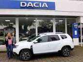 Für alle, die kein Statussymbol brauche: Das Nienburger Autohaus Schlesner ist auf der Autoschau mit zahlreichen Dacia-Modellen vertreten. Die Verkaufsberaterinnen Sarah Hellberg und Kathlen Braun beantworten den Besuchern gerne Fragen. Für alle, die kein Statussymbol brauche: Das Nienburger Autohaus Schlesner ist auf der Autoschau mit zahlreichen Dacia-Modellen vertreten. Die Verkaufsberaterinnen Sarah Hellberg und Kathlen Braun beantworten den Besuchern gerne Fragen.