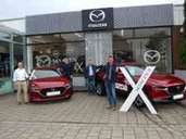 Das Nienburger Autohaus Meyer ist am Sonntag unteranderem mit Modellneuheiten von Mazda, wie den Mazda 3 und den CX 30, vertreten. Die Geschäftsführer Christian Brüns und Marco Engelmann sowie die Verkaufsberater Eric Meyer und Hans-Werner Heidzig erläutern den Besuchern gerne die Einzelheiten, wie die revolutionäre, hochaktuelle Skyactiv-X-Motorentechnologie. Das Nienburger Autohaus Meyer ist am Sonntag unteranderem mit Modellneuheiten von Mazda, wie den Mazda 3 und den CX 30, vertreten. Die Geschäftsführer Christian Brüns und Marco Engelmann sowie die Verkaufsberater Eric Meyer und Hans-Werner Heidzig erläutern den Besuchern gerne die Einzelheiten, wie die revolutionäre, hochaktuelle Skyactiv-X-Motorentechnologie.