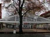 Der Boden und das transparente Dach für die Eisbahn beim Nienburger Adventszauber stehen schon. Der Boden und das transparente Dach für die Eisbahn beim Nienburger Adventszauber stehen schon.