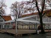Der Boden und das transparente Dach für die Eisbahn beim Nienburger Adventszauber stehen schon. Der Boden und das transparente Dach für die Eisbahn beim Nienburger Adventszauber stehen schon.