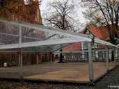 Der Boden und das transparente Dach für die Eisbahn beim Nienburger Adventszauber stehen schon. Der Boden und das transparente Dach für die Eisbahn beim Nienburger Adventszauber stehen schon.
