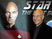 Bereits im Januar bietet Amazon Prime eine Neuerscheinung an, die insbesondere Fans alter Serien wie "Raumschiff Enterprise" freuen dürfte: "Star Trek: Picard". Exakt einen Monat nach Weihnachten, am 24. Januar, startet das SciFi-Abenteuer mit Hauptdarsteller Patrick Stewart, der schon in vergangenen "Star Trek"-Produktionen als Jean-Luc Picard auftrat. Bereits im Januar bietet Amazon Prime eine Neuerscheinung an, die insbesondere Fans alter Serien wie "Raumschiff Enterprise" freuen dürfte: "Star Trek: Picard". Exakt einen Monat nach Weihnachten, am 24. Januar, startet das SciFi-Abenteuer mit Hauptdarsteller Patrick Stewart, der schon in vergangenen "Star Trek"-Produktionen als Jean-Luc Picard auftrat.