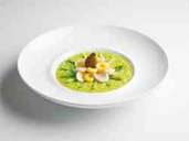 Risotto mit Spargelpüree, Frühlingspilzen und Wachtelei steht auf der Karte im "Atto Primo" in Shanghai. Foto: Riso Gallo Archiv/Callwey Verlag/dpa-tmn Risotto mit Spargelpüree, Frühlingspilzen und Wachtelei steht auf der Karte im "Atto Primo" in Shanghai. Foto: Riso Gallo Archiv/Callwey Verlag/dpa-tmn