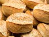 Aus alten Brötchen oder Weißbrot kann man mehr machen als Paniermehl. Sie eignen sich auch für eine Brotsuppe oder sogar im Kuchen. Foto: Christin Klose/dpa-tmn Aus alten Brötchen oder Weißbrot kann man mehr machen als Paniermehl. Sie eignen sich auch für eine Brotsuppe oder sogar im Kuchen. Foto: Christin Klose/dpa-tmn