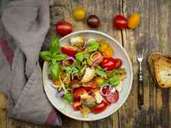 Ruckzuck ist aus altem Brot ein Brotsalat gemacht. In Italien wird er Panzanella genannt und ist meist aus geröstetem Ciabatta, roten Zwiebeln, Tomaten und Basilikum. Foto: Larissa Veronesi/Westend61/dpa-tmn Ruckzuck ist aus altem Brot ein Brotsalat gemacht. In Italien wird er Panzanella genannt und ist meist aus geröstetem Ciabatta, roten Zwiebeln, Tomaten und Basilikum. Foto: Larissa Veronesi/Westend61/dpa-tmn