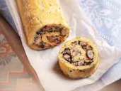 Sieht von außen aus wie ein süßer Strudel. Doch in der Biskuitroulade steckt eine herzhafte Pilzfüllung. Foto: Mona Lorenz/Stocker Verlag/dpa-tmn Sieht von außen aus wie ein süßer Strudel. Doch in der Biskuitroulade steckt eine herzhafte Pilzfüllung. Foto: Mona Lorenz/Stocker Verlag/dpa-tmn