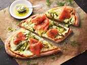 Herzhaft kommt auch Flammkuchen mit geräuchertem Lachs daher. Foto: Kramp + Gölling Fotodesign/Gräfe und Unzer/dpa-tmn Herzhaft kommt auch Flammkuchen mit geräuchertem Lachs daher. Foto: Kramp + Gölling Fotodesign/Gräfe und Unzer/dpa-tmn