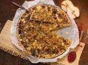Würziger Käse und Birnen harmonieren bei der Birnentarte mit Hackfleisch, Preiselbeeren sowie Frisch- und Bergkäse. Foto: Mona Lorenz/Stocker Verlag/dpa-tmn Würziger Käse und Birnen harmonieren bei der Birnentarte mit Hackfleisch, Preiselbeeren sowie Frisch- und Bergkäse. Foto: Mona Lorenz/Stocker Verlag/dpa-tmn