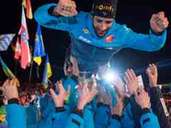 Martin Fourcade nimmt ein Bad in der Menge bei der Siegerehrung zur Staffel Martin Fourcade nimmt ein Bad in der Menge bei der Siegerehrung zur Staffel