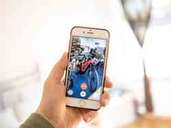 Einkaufsbummel mit dem Handy: Beratung und Verkaufsgespräch führen einige Fahrradhändler nun mit einem Video-Chat. Foto: Zacharie Scheurer/dpa-tmn Einkaufsbummel mit dem Handy: Beratung und Verkaufsgespräch führen einige Fahrradhändler nun mit einem Video-Chat. Foto: Zacharie Scheurer/dpa-tmn