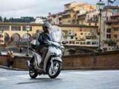 Die SH150i von Honda kommt mit LED-Licht, einem effizienteren Motor, mehr Stauraum und einer Traktionskontrolle für das Hinterrad. Foto: Honda/dpa-tmn Die SH150i von Honda kommt mit LED-Licht, einem effizienteren Motor, mehr Stauraum und einer Traktionskontrolle für das Hinterrad. Foto: Honda/dpa-tmn